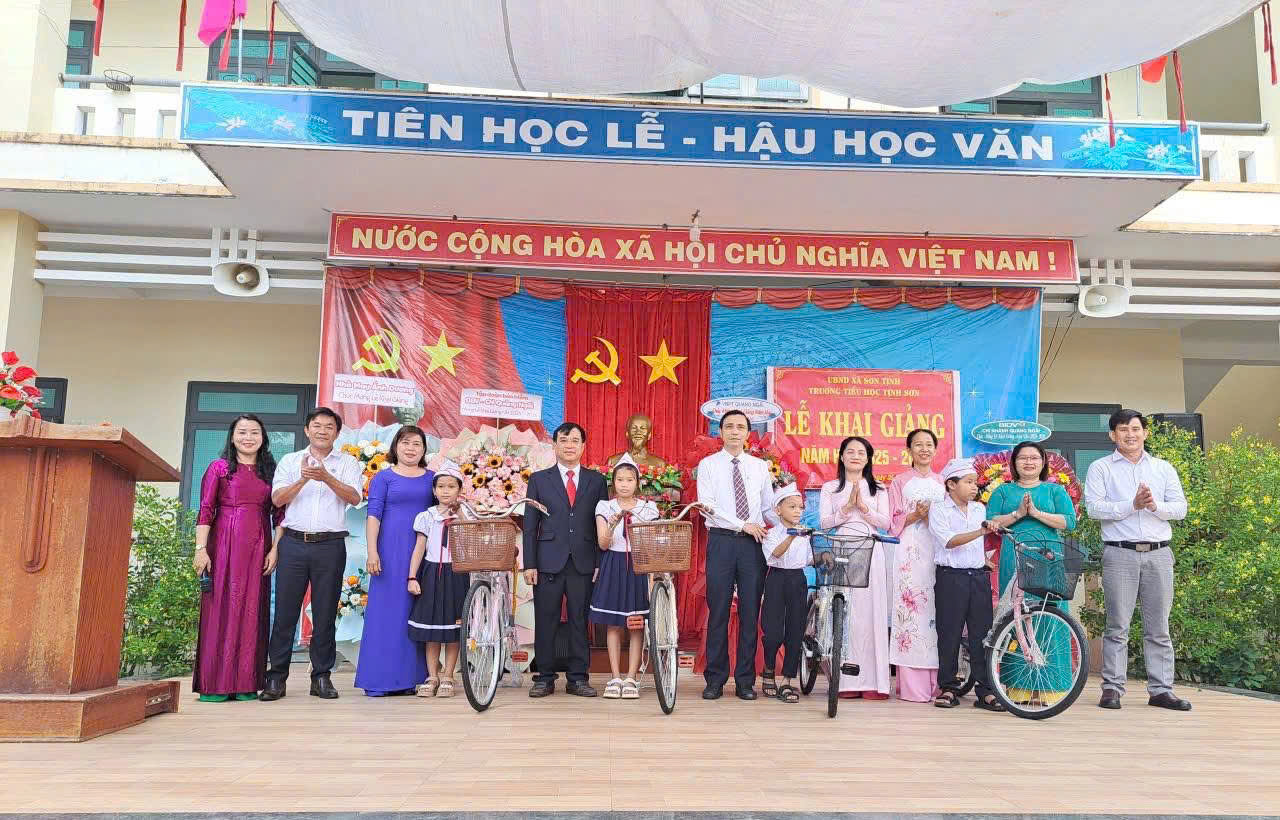Mạnh thường quân là cựu học sinh của trường tặng xe đạp cho các em học sinh có hoàn cảnh khó khăn, vượt khó trong học tập.