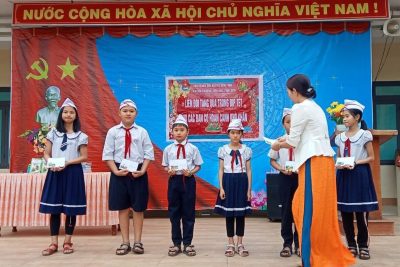 TẶNG QUÀ TRONG DỊP TẾT CHO HỌC SINH CÓ HOÀN CẢNH KHÓ KHĂN